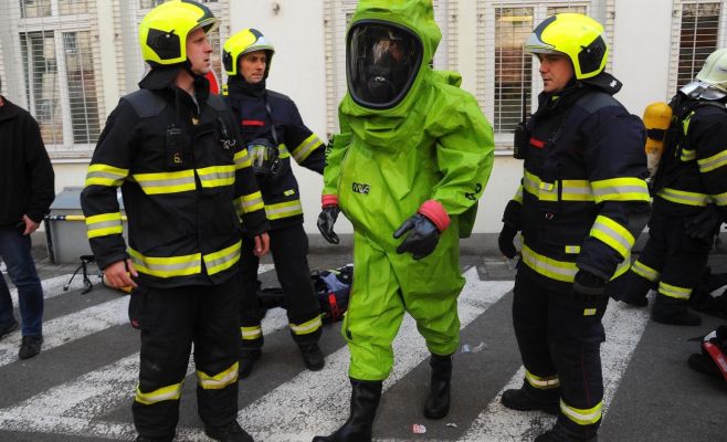 Из-за утечки неизвестного вещества в Праге эвакуируют больницу. Обновлено