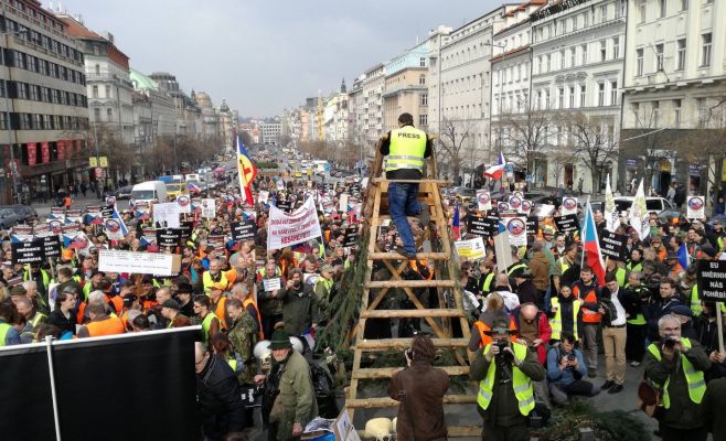 В Праге прошла демонстрация против решения Европарламента запретить «холостое» оружие