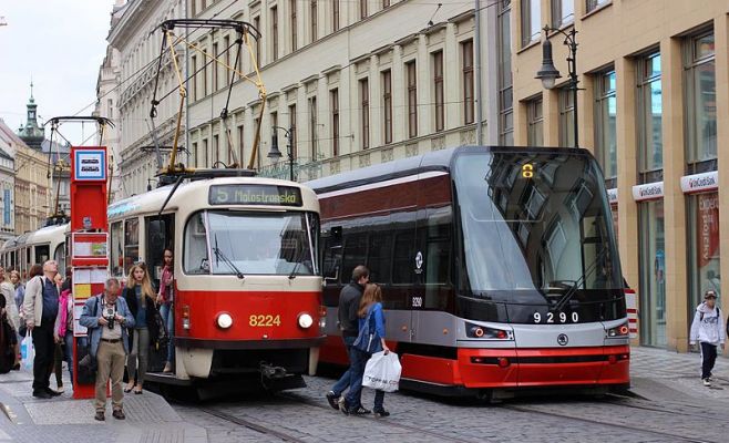 Названы самые вместительные пражские автобусы и трамваи