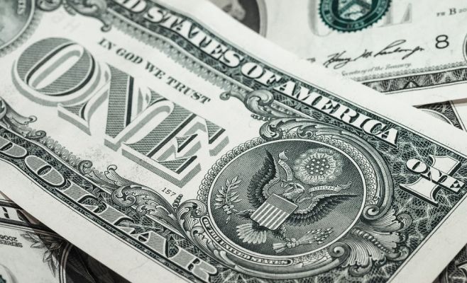 Иностранец хотел купить машину за фальшивые доллары, но купюра расклеилась