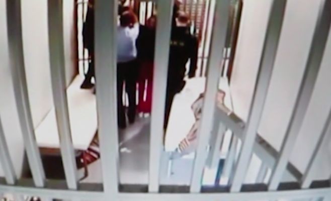 В Чехии возбуждено уголовное дело в отношении полицейских, которые привязали пьяную женщину к тюремной решетке