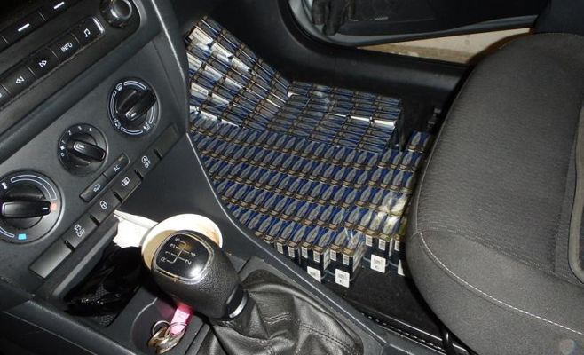 Задержан иностранец, пытавшийся незаконно ввести в Чехию десятки тысяч сигарет