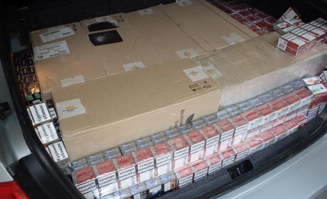 Задержан иностранец, пытавшийся незаконно ввести в Чехию десятки тысяч сигарет
