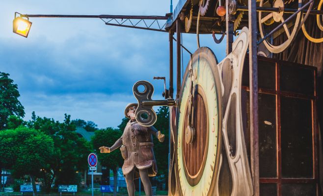 Фестиваль уличного театра «За дверью»