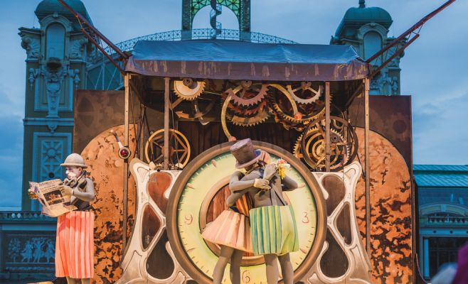 Фестиваль уличного театра «За дверью»