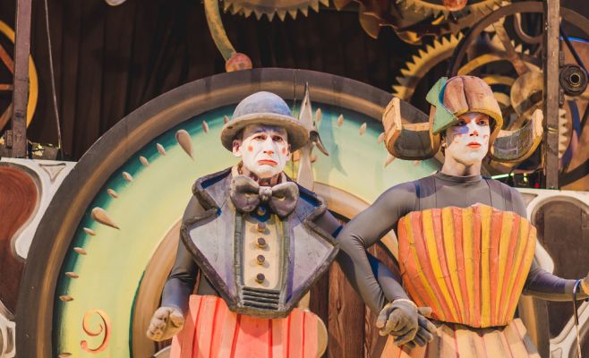 Фестиваль уличного театра «За дверью»