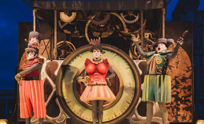 Фестиваль уличного театра «За дверью»