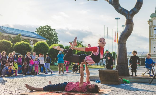 Фестиваль уличного театра «За дверью»