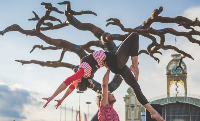 Фестиваль уличного театра «За дверью»