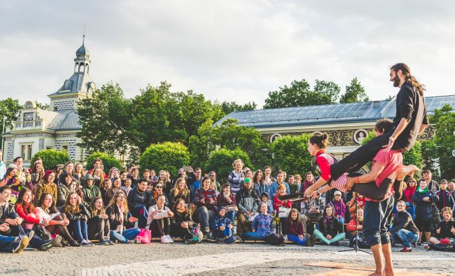 Фестиваль уличного театра «За дверью»