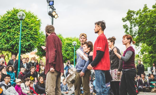 Фестиваль уличного театра «За дверью»