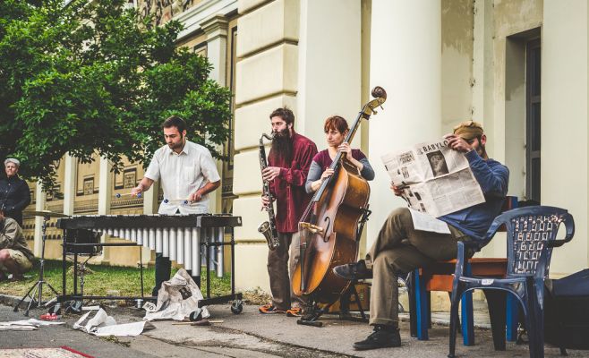 Фестиваль уличного театра «За дверью»