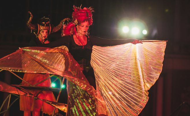 Фестиваль уличного театра «За дверью»