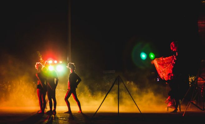 Фестиваль уличного театра «За дверью»