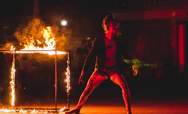 Фестиваль уличного театра «За дверью»