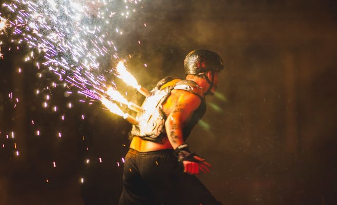 Фестиваль уличного театра «За дверью»