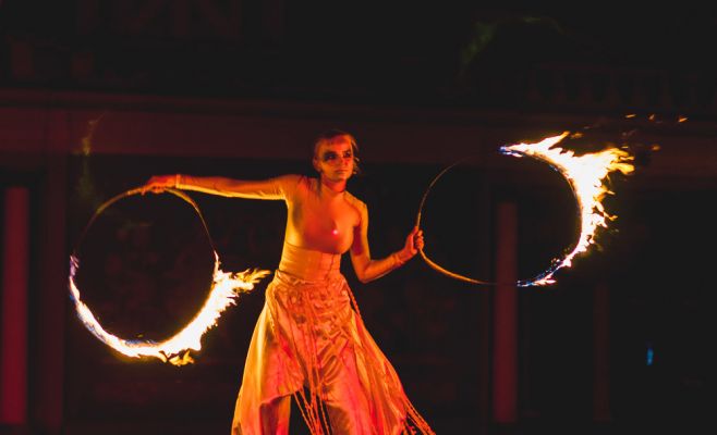 Фестиваль уличного театра «За дверью»