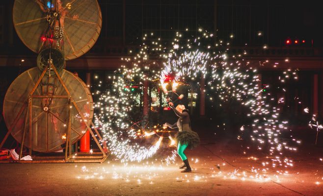 Фестиваль уличного театра «За дверью»