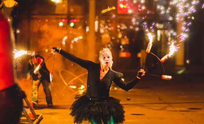 Фестиваль уличного театра «За дверью»