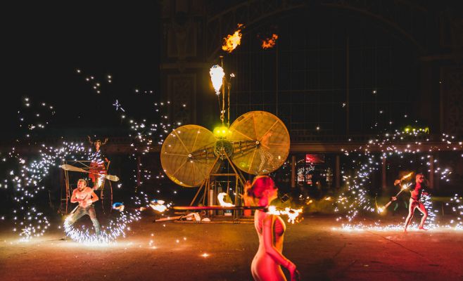 Фестиваль уличного театра «За дверью»