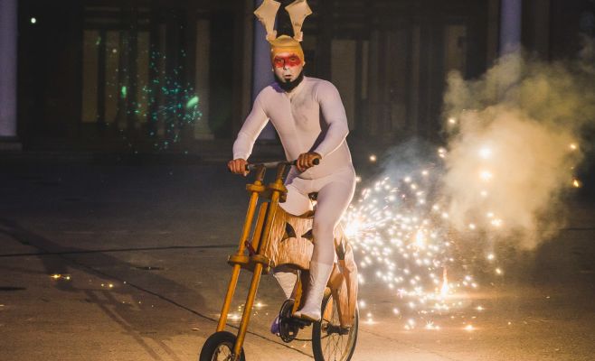 Фестиваль уличного театра «За дверью»