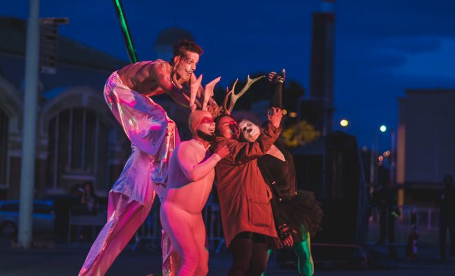 Фестиваль уличного театра «За дверью»