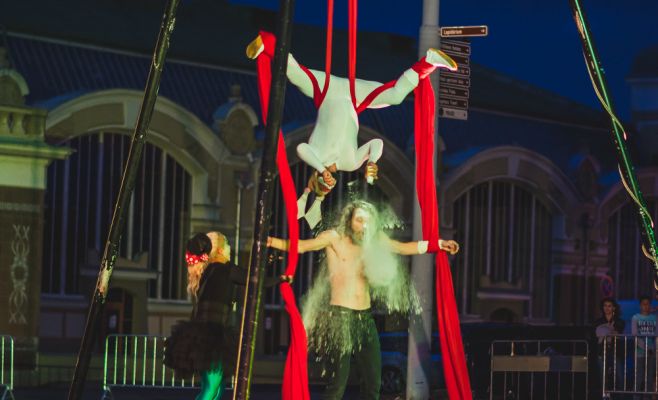 Фестиваль уличного театра «За дверью»