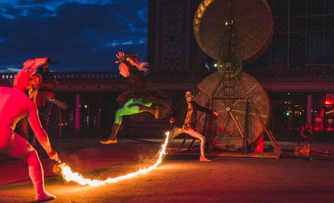 Фестиваль уличного театра «За дверью»