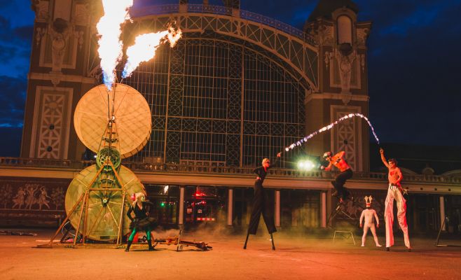 Фестиваль уличного театра «За дверью»