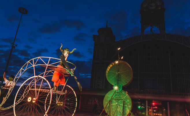 Фестиваль уличного театра «За дверью»