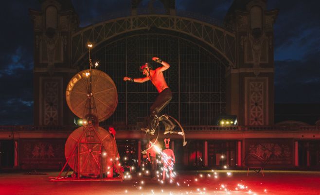 Фестиваль уличного театра «За дверью»