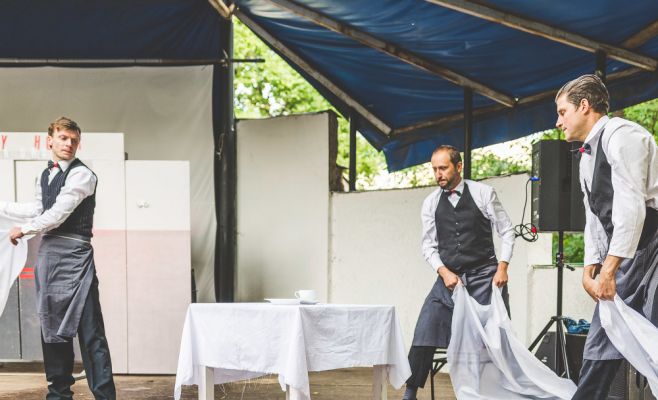 Фестиваль уличного театра «За дверью»