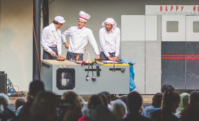 Фестиваль уличного театра «За дверью»