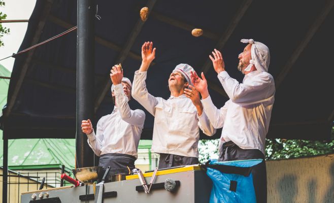Фестиваль уличного театра «За дверью»