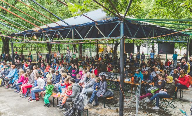 Фестиваль уличного театра «За дверью»