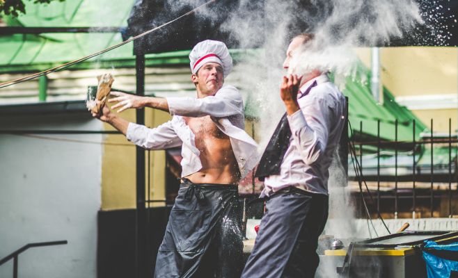 Фестиваль уличного театра «За дверью»