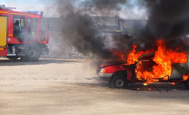 Ночью неизвестные подожгли автомобиль в пражском Смихове