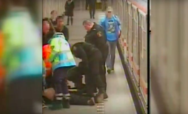 В пражском метро пассажиры и полицейские спасли жизнь пенсионера
