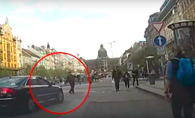 Пьяный водитель устроил гонку на Вацлавской площади