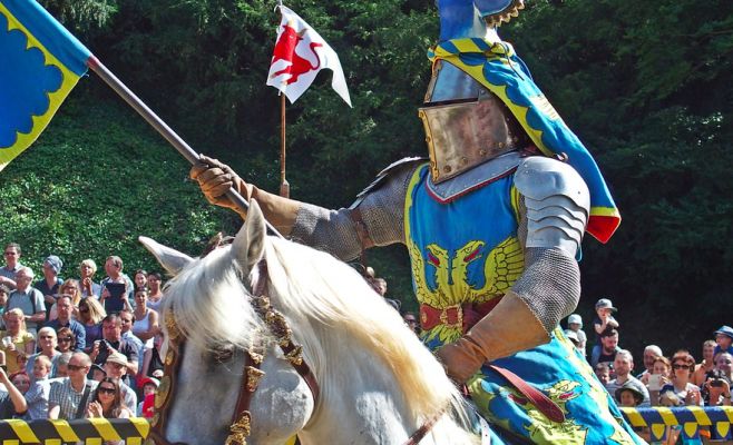 Средневековая Пасха в замке Окорж