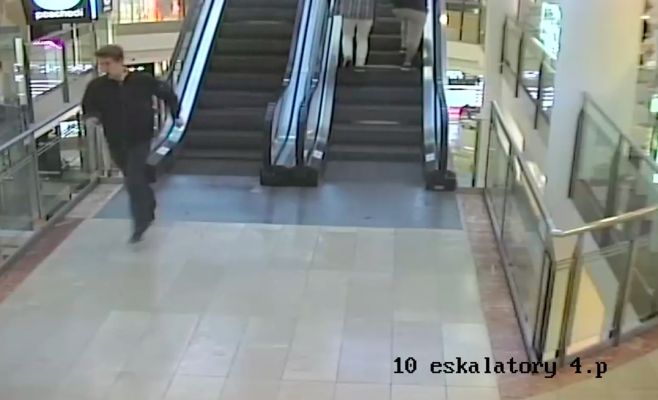 Преступник украл телефон прямо на глазах его владелицы. Видео