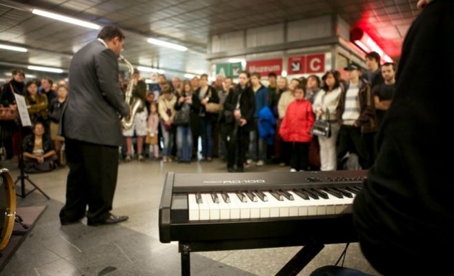 Сегодня в пражском метро выступят известные музыканты