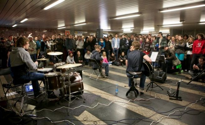 Сегодня в пражском метро выступят известные музыканты