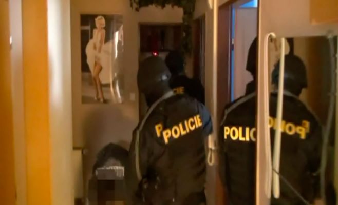 Видео: спецназ врывается в бордель, организованный в съемной квартире в Праге