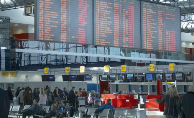 В аэропорту Праги начали проверять чемоданы на наличие взрывных устройств