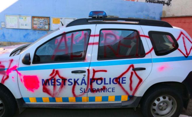 Пьяные художники исписали нецензурными выражениями полицейское авто