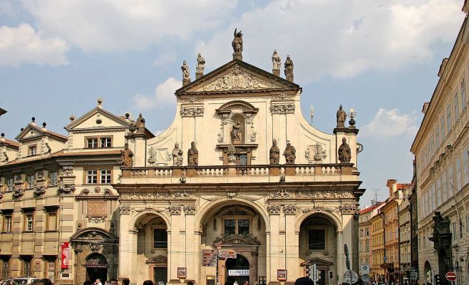 Археологи нашли под Клементинумом кладку XIII века