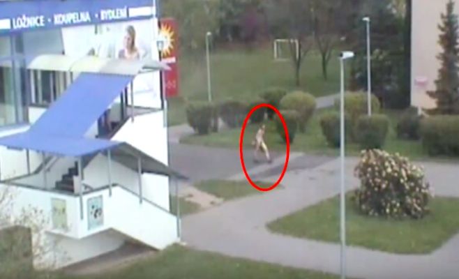 Видео: В Праге голый мужчина пошёл в супермаркет за продуктами