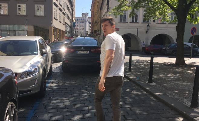 Разыскиваются водитель и пассажир BMW, избившие пешехода