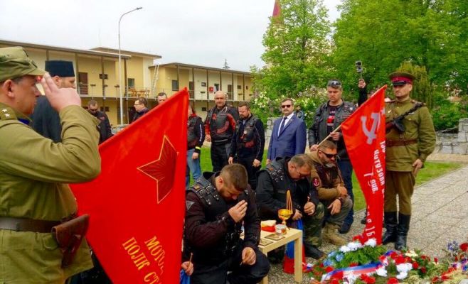 «Ночные волки» возложили цветы к могилам красноармейцев в Брно